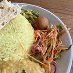 CINNAMON GROVE RESTAURANT AND BAR - サラダとコロッケ