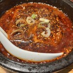 陳家私菜 丸の内店 - 石焼でくる麻婆豆腐。混ぜてもらった後、自分で適宜取り分けて食べます。最後までアツアツ＆少し焼き付いた部分の風味がいい感じです。噴き出す汗がとにかく止まりません。
