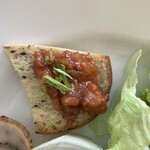 リトルネスト - ラタトゥーユ載せのパン。トーストされてて「サクッ！」と噛み切れて、とても好きなタイプのパンです