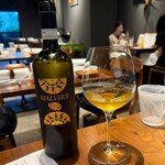 イル ネッビオ - イタリアンの人気銘柄MALVIRAの白ワインをグラスでオーダー(o^^o)