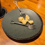 イル ネッビオ - ワインの付け合わせ(サービス)のチーズはパルミジャーノ ・レッジャーノです！もちろん相性抜群です(o^^o)