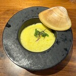 イル ネッビオ - アンティパスト1皿目の益田産 鴨島ハマグリと熟成インカのめざめ 奥出雲 仁多米のズペッタ サフランの泡です(o^^o)島根ブランドのハマグリ、じゃがいも、お米の旨みが十分生かされたスープ煮でした！