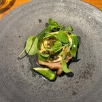 イル ネッビオ - セコンド ピアット(主菜2皿目)のスペイン産栗豚とオクラのロースト プロヴォーラチーズ焼き アンチョビ・ケイパーソースです(o^^o)脂身の比較的多い栗豚ですが、意外にもあっさりした味わいでした！