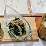 炭・森・海 きんぞう - お通し三種:鮪角煮、モロヘイヤのお浸し、トウモロコシの摺り流し