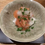 Yoshii - 酢飯に鱒乃介木の芽が散らしてある