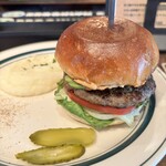 ザ・コーナー ハンバーガー＆サルーン - ピクルスも良い感じ