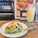 ザ・コーナー ハンバーガー＆サルーン - サラダとグレープフルーツジュース