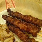 焼き鳥権兵衛 - こちらのとり皮は試行錯誤の末、首の部分が薄くて柔らかく脂が少なく旨い!!というところにたどり着いたのだそうです。