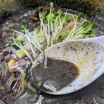 群鳳 - スープの色で黒胡麻の濃さを感じる。