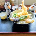 山の谷うどん - 天ぷらうどん　605円