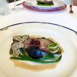 312065246 - 【ヴィアンド（肉のメイン）】
                        鹿モモ肉のステーキ　エレールのジャム　サマートリュフを添えて
                        にんにくの芽、きくらげ、十六ささげ