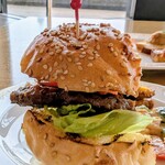 ブッフェ・ダイニング オーシャンテラス(ヨコハマ グランド インターコンチネンタル ホテル) - チャコール窯で焼き上げるネブラスカビーフバーガー