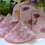 ブッフェ・ダイニング オーシャンテラス(ヨコハマ グランド インターコンチネンタル ホテル) - サラミとハムの盛り合わせ