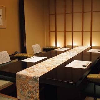 A Japanese space where flowers, birds, wind, and the moon are everywhere. Private rooms available for up to 2 people