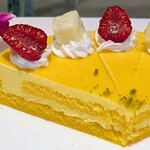 ブッフェ・ダイニング オーシャンテラス(ヨコハマ グランド インターコンチネンタル ホテル) - パイナップルとりんごのケーキ