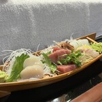 おかめ鮨 - 刺身盛り合わせ（帆立、大トロ、中トロ、甘えび、イカなど）