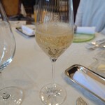 312076953 - ぶどうのフルーティな味わいと
                        スッキリ感とドライ感が心地良くて美味しく
                        
                        料理の口の中の味わいを
                        チェンジするには適していると思える