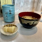 おにぎりぼんご - セットはお味噌汁とお新香付き