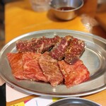 大阪焼肉･ホルモン ふたご - 上ハラミ825円（税抜）・和牛カルビ690円（税抜）　