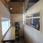Cafe TIME - 入口側から撮影。カウンター3席のみ。