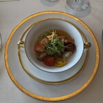 312096112 - オマール海老とそのコンソメジュレ寄せ オリーブ素麺、三種のプティトマトのセック和え 金箔添え