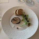 312096108 - フォアグラのマデラ風味 サラダムスクランのクルミオイルヴィネガー和え