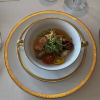 ミクニナゴヤ - オマール海老とそのコンソメジュレ寄せ オリーブ素麺、三種のプティトマトのセック和え 金箔添え