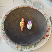 ミクニナゴヤ - 才巻海老のポシェ 食用花びらの盛り合わせ 海老のビスク