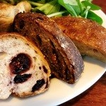 パーラー江古田 - キッシュセットのパン（雑穀パン、いちじくとくるみのコンプレ、ブルーベリーのベーグル）