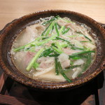 新屋敷 幸福論 - 豚肉の味噌煮込み。小さなお鍋に豚バラ肉とエノキ、ネギ。