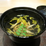 新屋敷 幸福論 - お椀。舞茸と菊の花のお吸い物。
      