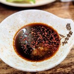 ふくろう亭 - このタレが旨い！一味とニンニクをお好みで。