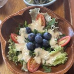 アトリエ ブルーグラス - 朝摘みブルーベリーの豆腐ドレッシングがけ