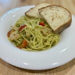 サクラ テーブル - 海老とバジルのオイルソースパスタ　パン