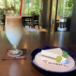 ミックニック - アイスカフェラテ¥600＋レアチーズケーキ(Drink＋¥500)レアチーズケーキだけの単品注文だと¥700