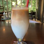 ミックニック - アイスカフェラテ。しっかりとしたミルク感の中に、エスプレッソコーヒーのほろ苦さが香る絶妙なバランスに仕上がっています。