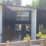 ミックニック - 東尋坊から車で少しのところ、緑に包まれた静かな森の中にひっそりと佇むカフェ店です。