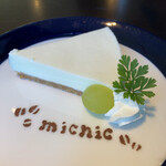 ミックニック - レアチーズケーキ。甘さ控えめで、なめらかな口当たりで美味しい。
