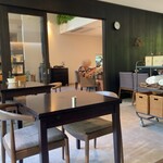 ミックニック - 白とダークカラーを基調にしたシックモダンなインテリアで、落ち着いた雰囲気。