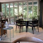 ミックニック - 大きな窓から見える木々の緑が心を癒してくれます。静かな空間で、日常から少し離れてリラックスできますね。