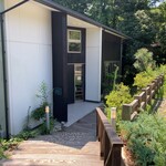 ミックニック - 階段を降りた所が入り口。