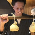 焼鳥 市松 - 食材を魅せるパフォーマンスも欠かさない（吉田牧場の吉田牧場のカルバチョラチーズ）