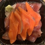 きむら屋 丼丸 - 料理写真:まぐろヅケサーモン丼  ネタ大盛 890円（税込）