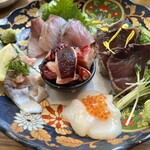 居酒屋燃えた うらめし屋 - お刺身5点盛り合わせ