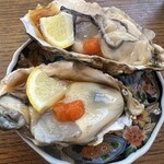 居酒屋燃えた うらめし屋 - 単品の生牡蠣（一個298円）