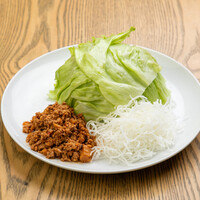 旨辛そぼろのレタス包み