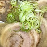 麺武 はちまき屋 - かぶりつきたい柔らかチャーシュー