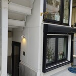 luogo - 外観。半地下みたいな位置。