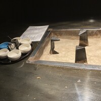 肉匠なか田 本店 - ここに炭と網がセットされます