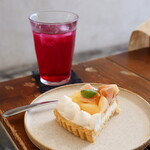 ヨウケル舎 - 季節のフルーツタルト（桃）（820円） 自家製しそジュース（630円）